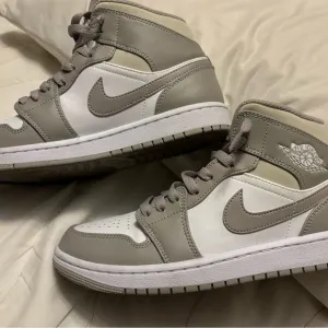 Men’s Air Jordan Mids